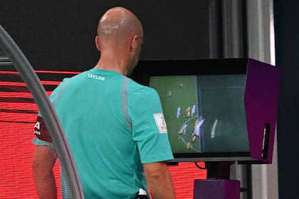 El arbitro inglés Anthony Taylor chequea el VAR en el partido entre Croacia y Bélgica en la última Copa del Mundo, un sistema que el español Francisco López Romera asegura haber creado y por el que le hace juicio a la FIFA