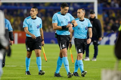 El árbitro junto con los líneas se retiran tras el final del partido