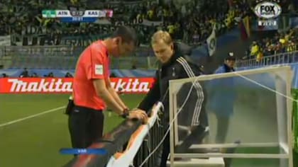 El árbitro Kazzai mira las imágenes y cobra penal