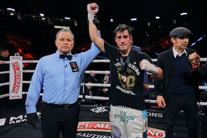 El árbitro levanta el brazo ganador de Mirco Cuello