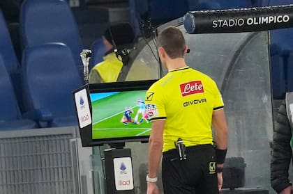 El árbitro Luca Zufferli detiene el partido y revisa la pantalla del VAR durante el partido de fútbol de la Serie A entre la Lazio y el Genoa en Roma, Italia, el viernes 30 de enero de 2026. (Foto AP/Gregorio Borgia)