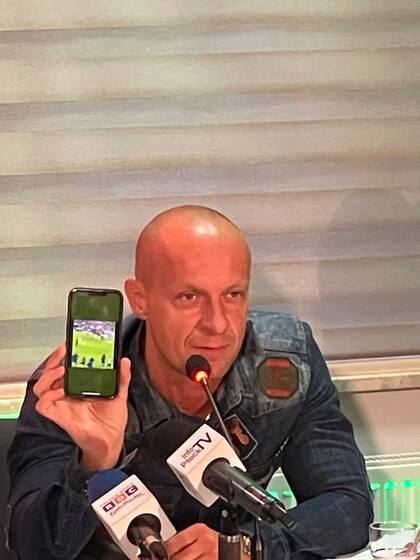 El árbitro Marciniak muestra en su celular una supuesta infracción de los franceses por invasión al campo de juego