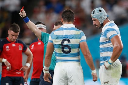 El árbitro Nigel Owens muestra la tarjeta roja a Tomás Lavanini (derecha); los Pumas no han sido disciplinados en los últimos años, pero sí han respetado la autoridad arbitral.