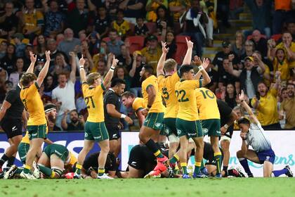 El árbitro Nick Berry, a la derecha, otorga un try a Australia durante la prueba de rugby de Bledisloe entre Australia y Nueva Zelanda en el Suncorp Stadium, Brisbane, Australia