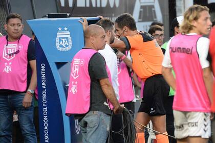 El árbitro Pablo Echavarría revisa la acción que desencadenará en el penal para la victoria de Racing