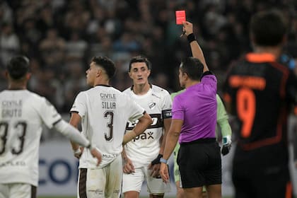 El árbitro Piero Maza expulsa a Saborido