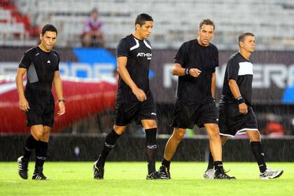 El árbitro Rapallini y sus asistentes, sobre el césped del Monumental