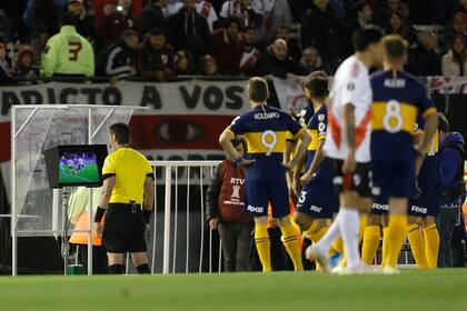El arbitro Raphael Claus consulta el VAR, en un River-Boca copero