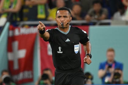 El árbitro salvadoreño Ivan Barton dirigirá Inglaterra-Senegal; en la etapa de grupos controló Brasil-Suiza