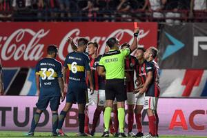 El árbitro Silvio Trucco expulsa al jugador Gabriel Rojas de San Lorenzo, quedando con 9 jugadores en el campo de juego, durante el encuentro en el que igualaron en 1 frente a Boca Juniors por la 14ava. fecha de la Superliga.