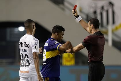 Con Boca perdiendo 3-0, Fabra se descontroló y le dio un pisotón a Marinho; el árbitro colombiano Wilmar Roldán le muestra la tarjeta roja