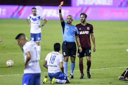 La jugada que rompe el partido: Wilton Sampaio le muestra la tarjeta roja a Cristian Tarragona por una infracción sobre Lautaro Acosta.