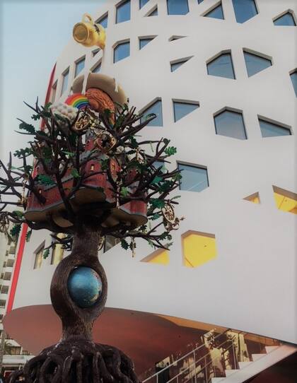 El Árbol de la vida, creado por Studio Job, delante de la fachada del Faena Forum