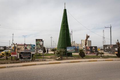 El árbol de Navidad, a la entrada de Bartella, Irak