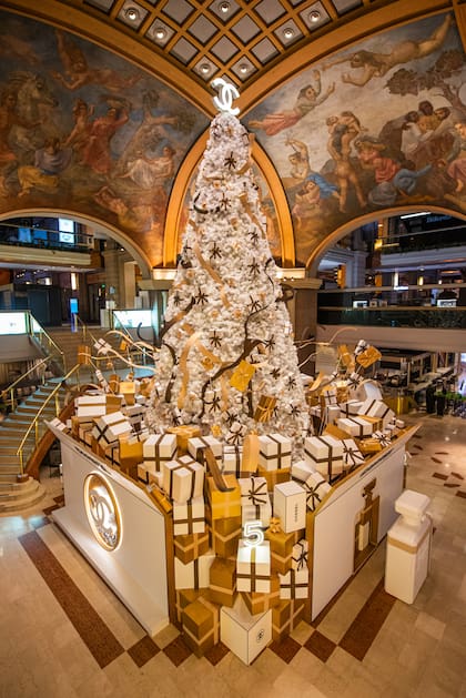 El árbol de Navidad de CHANEL está en Galerías Pacífico.