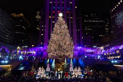 El árbol de Navidad del Rockefeller Center es encendido por 92no año el miércoles 4 de diciembre de 2024 en Nueva York