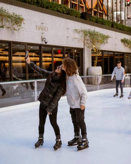 El árbol de Navidad del Rockefeller Center se ubica junto a la pista de patinaje (X @rockcenternyc)