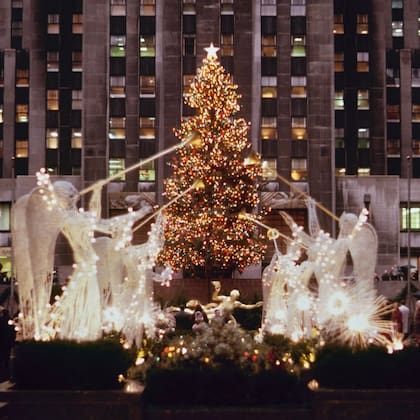 El árbol de Navidad del Rockefeller Center se ilumina hasta enero de 2026 (X @rockcenternyc)