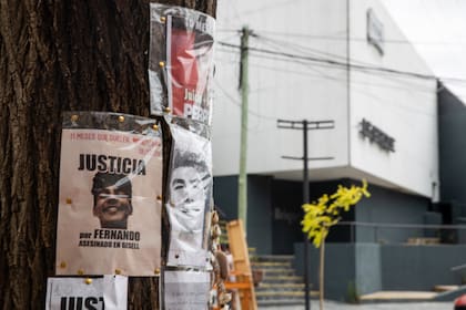 El árbol que se volvió un santuario y, de fondo, el boliche donde comenzó la noche que derivó en el crimen de Fernando Báez Sosa.