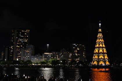 El árbol tiene más de 2,3 millones de luces LED, efectos visuales y chorros de agua