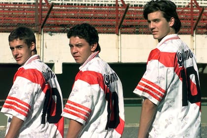 El archivo recupera un instante de colección: Aimar, Gallardo y el "Indiecito" Solari, todos con la camiseta número 10 de River