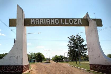 El arco de acceso a Mariano I. Loza