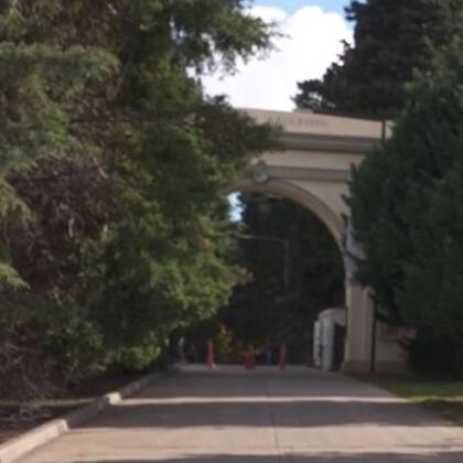 El arco de entrada al regimiento de Villa Martelli
