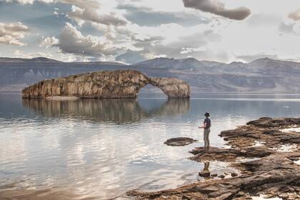 El arco de piedra, imagen emblemática del Lago Posadas