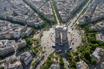 El Arco de Triunfo en la ciudad de París en Francia, también conocida como la "Ciudad de la Luz", es el destino turístico más visitado del mundo.