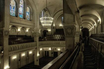 El arco romano de medio punto es el elemento principal que se repite en toda la construcción.