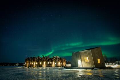 El Arctic Bath abrió a principios de 2020 y es uno de los enclaves más modernos y lujosos para ver las auroras en la Laponia sueca.