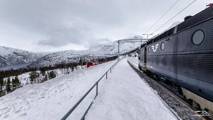 El Arctic Circle Train cubre 1300 kilómetros desde Estocolmo hasta Abisko en 19 horas.