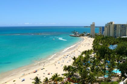 El área de Isla Verde es famosa por su franja de hoteles, bares en la playa y casinos.