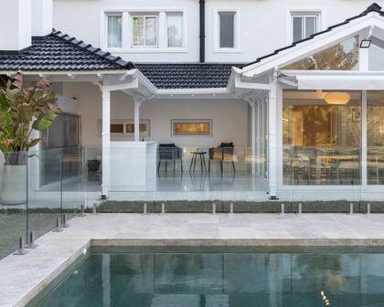 El área de piscina se renovó por completo para expandir las visuales al entorno.