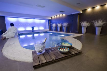 El área de spa incluye sauna, hammam, duchas de sensaciones y salas de tratamientos