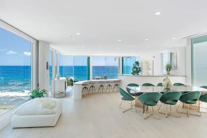 El área del bar, con una barra de diseño curvo, hogar y un gran balcón.