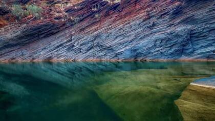 El área parece un desierto semiárido, pero en su interior está uno de los parques nacionales más bellos del mundo.