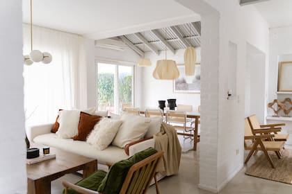 El área social quedó separada en tres sectores: living, sala de TV y comedor.