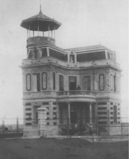 "El Arenal" fue el primer chalet construido a principios de siglo en el Balneario de Quequén, por encargo de doña María Güiraldes de Guerrico.