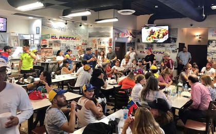 El Arepazo, con mesas llenas en el pasado, hoy experimenta una fuerte caída de clientes por temor al ICE