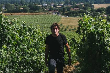 En Caudrot, Francia encontró la posibilidad de que su idea tome cuerpo y hoy hace cuatro años explota 18 hectáreas de viñedos donde produce 125 mil botellas de vino por año. 