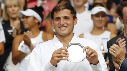 Axel Geller, en 2017, con el trofeo de finalista de Wimbledon junior