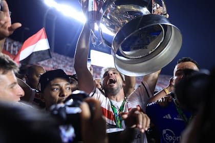 El argentino Calleri levanta la Copa Brasil durante los festejos