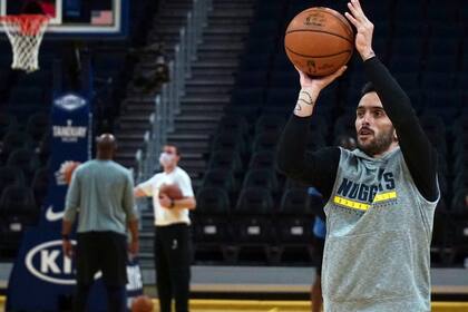 El argentino Campazzo tuvo un debut muy celebrado por sus compañeros de Denver, en la NBA