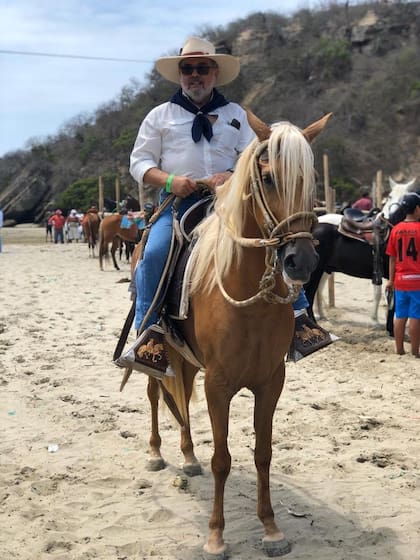 El argentino cría caballos peruanos en una finca en La Paloma