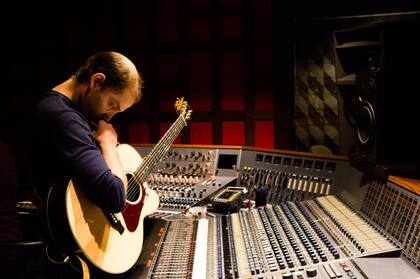 El argentino, Daniel Raijman, es compositor y productor de música para cine y televisión.
