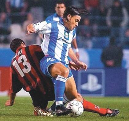 Duscher, con la camiseta del Súper Depor de La Coruña, en lucha contra el alemán Michael Ballack