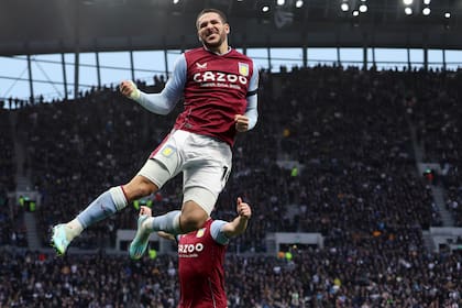 El argentino Emiliano Buendía, del Aston Villa,  festeja su gol en la segunda mitad del partido contra Tottenham Hotspur en el estadio Tottenham Hotspur en Londres, el domingo 1 de enero de 2023. (AP Foto/Ian Walton)