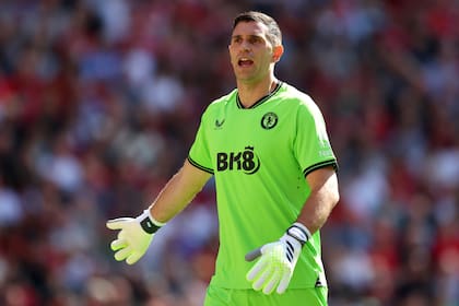 El argentino Emiliano "Dibu" Martínez, arquero de Aston Villa