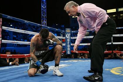 El argentino escucha la cuenta del árbitro. Ya no podría seguir